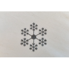Dettaglio di uno dei 3 motivi a fiocco di neve ricamati sul copripiumino.