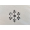 Dettaglio di uno dei 3 motivi a fiocco di neve ricamati sul copripiumino.