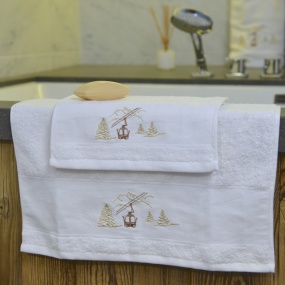 Asciugamano da bagno da montagna bianco ricamato con un motivo funivia.