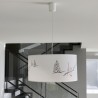 Lampada a sospensione stile montagna con motivo tracce di sci installata in un soggiorno.