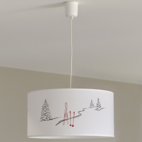 Lampada a sospensione stile montagna con motivo sci.