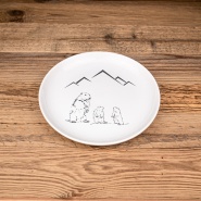 Assiette à dessert montagne avec un motif de trois marmottes.