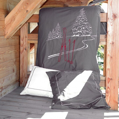 Housse de couette en percale de coton brodée avec le motif de montagne ski