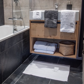 Foto di un bagno stile montagna arredato con la biancheria da bagno motivo pecora.