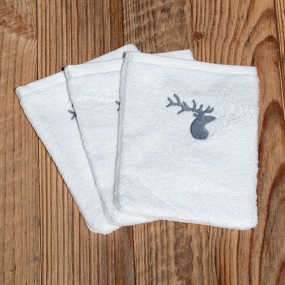 White washcloth with a deer 6x8 in (pack of 3)