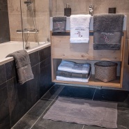 Bagno arredato con la biancheria da bagno sciatore.