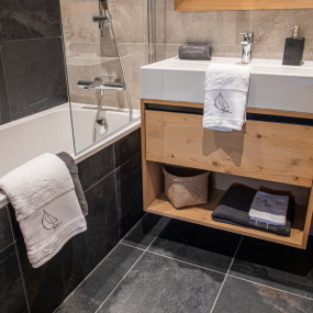 Salle de bain décorée du drap de douche bateau.