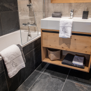 Salle de bain décorée du drap de douche bateau.