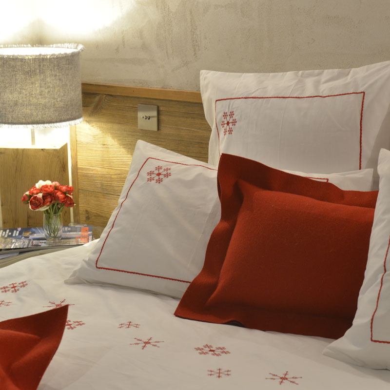 Duvet cover set with red snowflakes
