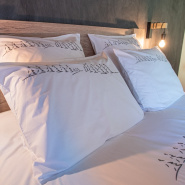 Taie d'oreiller en percale de coton blanche brodée d'une forêt de sapins gris