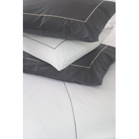 Funda de almohada rectangular, de color gris liso y con un ribete bordado.