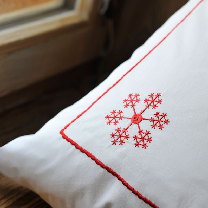 Funda de almohada con copo de nieve y borde rojo– 65x65 cm