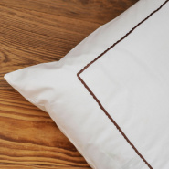 Funda de almohada color crema - borde chocolate 65x65cm