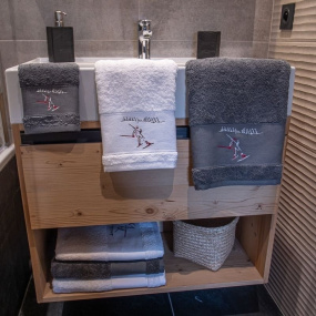 Grey guest towel with skier 12x20 in (pack of 3)