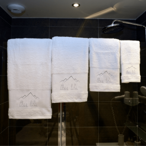 White guest towel with Marmots 12x20 in (Pack of 3)