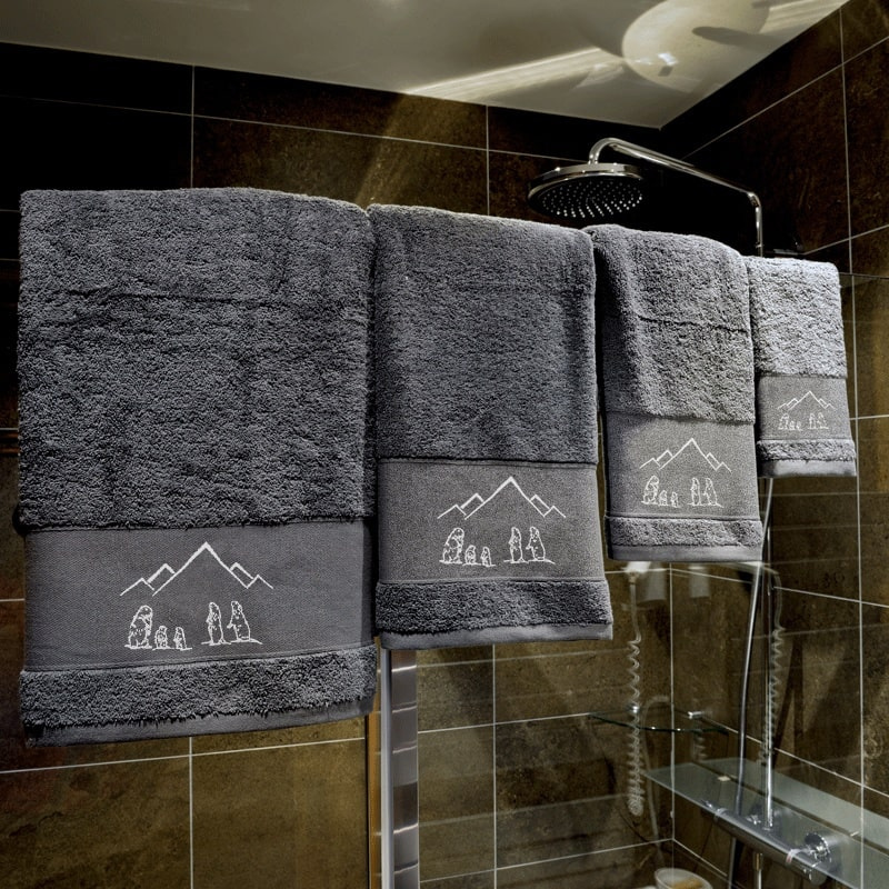 Grey guest towel with marmots 12x20 in (pack of 3)