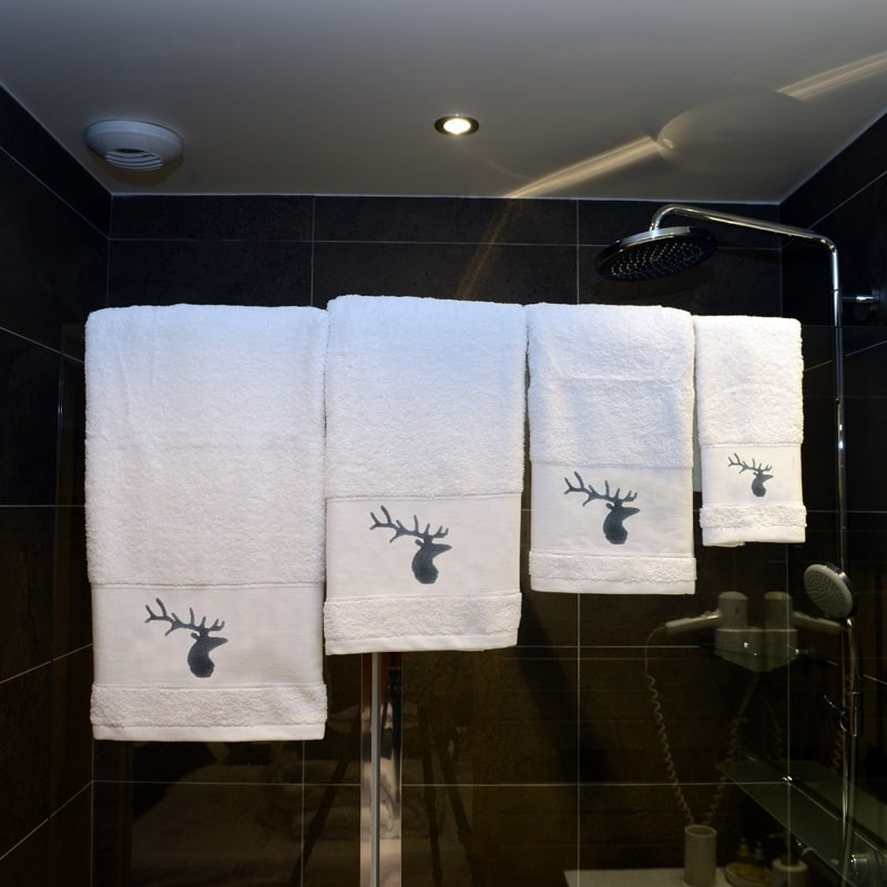 White guest towel with a deer 12x20 in (pack of 3)