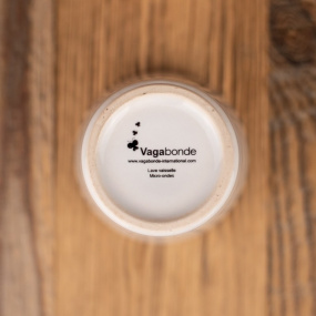 Fondo della tazza da caffè montagna con un motivo sci.