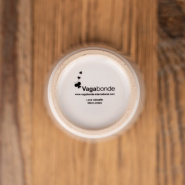 Fondo della tazza da caffè montagna con un motivo sci.