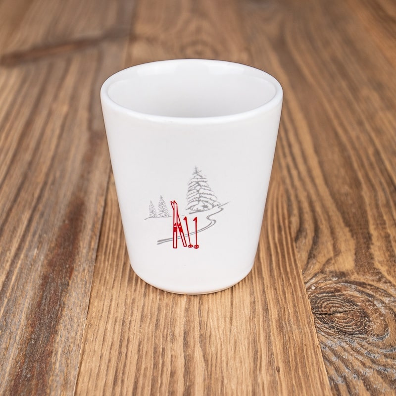 Tazza da caffè montagna con motivo di paia di sci.