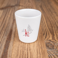 Tazza da caffè montagna con motivo di paia di sci.