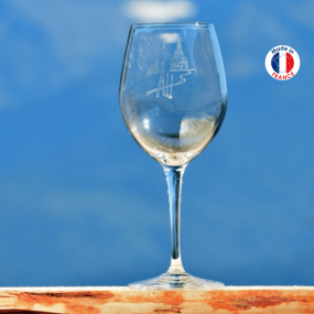 Bicchiere da vino montagna con un motivo  di pista di sci davanti a un paesaggio di montagna.