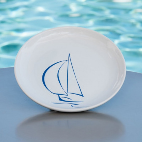 Assiette à dessert bord de mer avec un motif voilier.