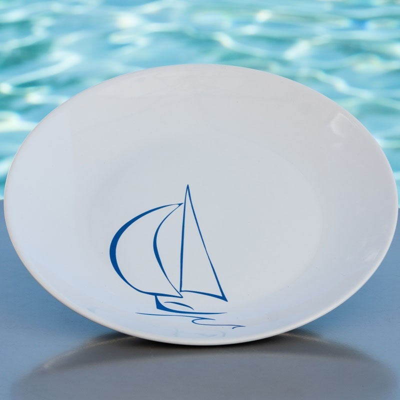 Plato llano de estilo marinero con un motivo de velero azul.