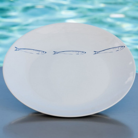 Plato llano de estilo marinero con un motivo de sardina.