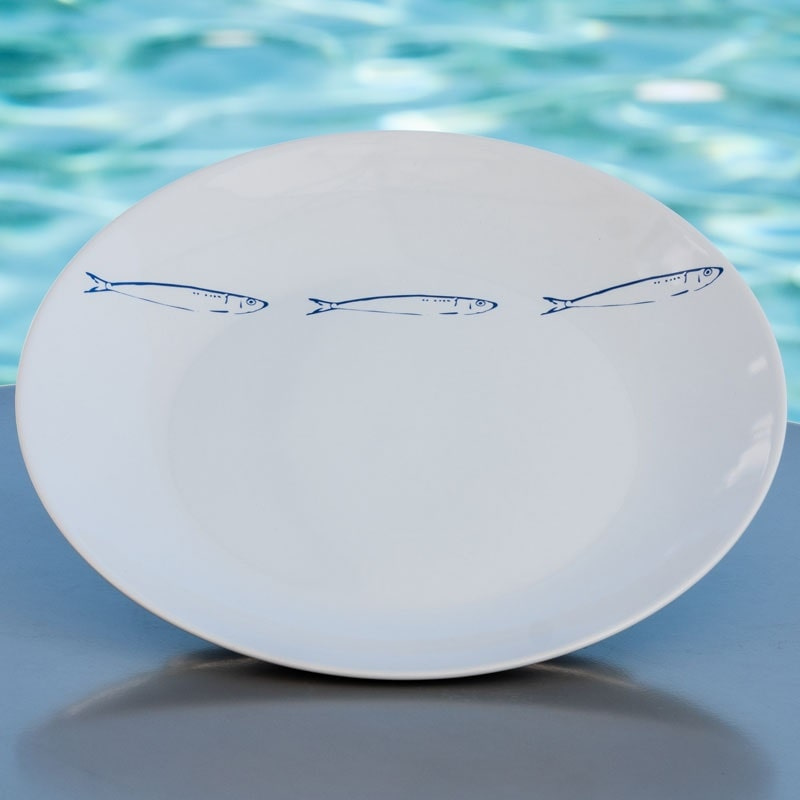 Plato llano de estilo marinero con un motivo de sardina.