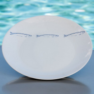 Plato llano de estilo marinero con un motivo de sardina.