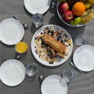 Table dressée avec les assiettes à dessert Sardine.