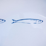 Zoom sur le motif poisson du coquetier bord de mer.
