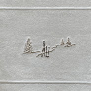 White bath mat with a ski trace 20 x 31 in