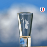 Bicchiere da liquore montagna con un motivo di cerfo bianco.
