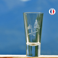 Bicchiere da liquore montagna con motivo  sci davanti a una montagna.