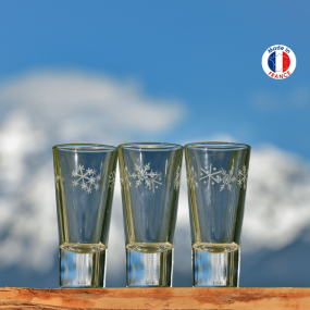 Tre bicchieri da liquore montagna con motivo di fiocchi di neve.
