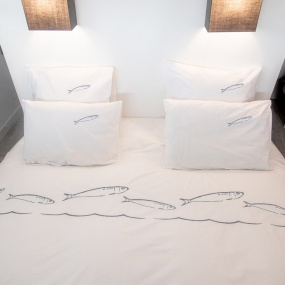 Housse de couette bord de mer en percale de coton blanche brodée d'un motif sardines.