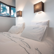 Zoom sur les détails de la broderie de la housse de couette bord de mer sardine.