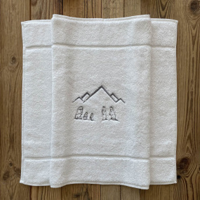 White bath mat with Marmots...
