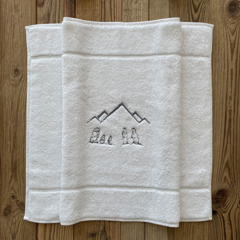 Tappetino da bagno stile montagna con ricamo tre marmotte.
