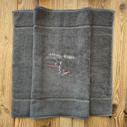 Grey bath mat with a skier 20 x 31 in