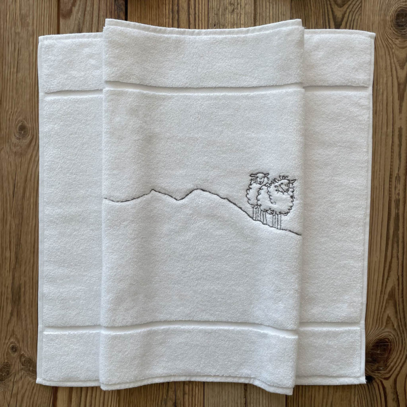 White bath mat with sheeps 20 x 31 in