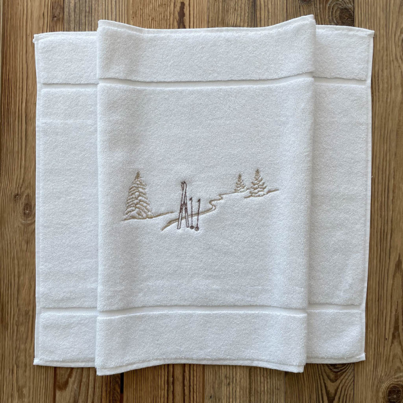 Tappetino da bagno montagna ricamato con un motivo sci.