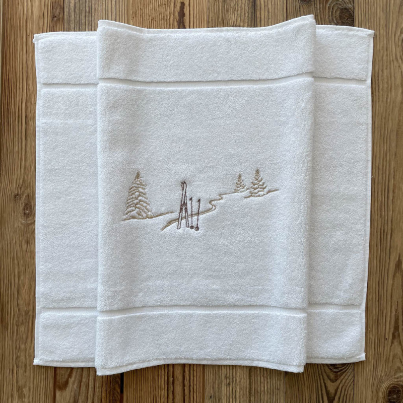 White bath mat with a ski trace 20 x 31 in