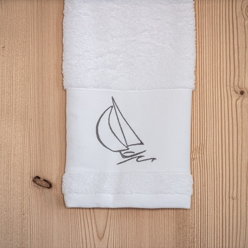 White bath towel with a sailboat 20 x 40 in