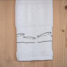 Serviette de toilette bord de mer brodée de motifs sardines grises.