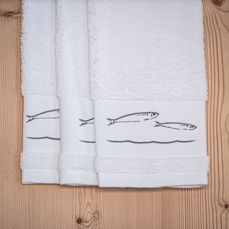 White guest towel with fish (pack of 3)