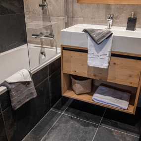 Mise en avant du linge de bain poisson dans une salle de bain.