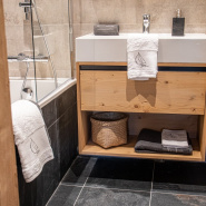 Salle de bain équipée du linge de bain bateau.